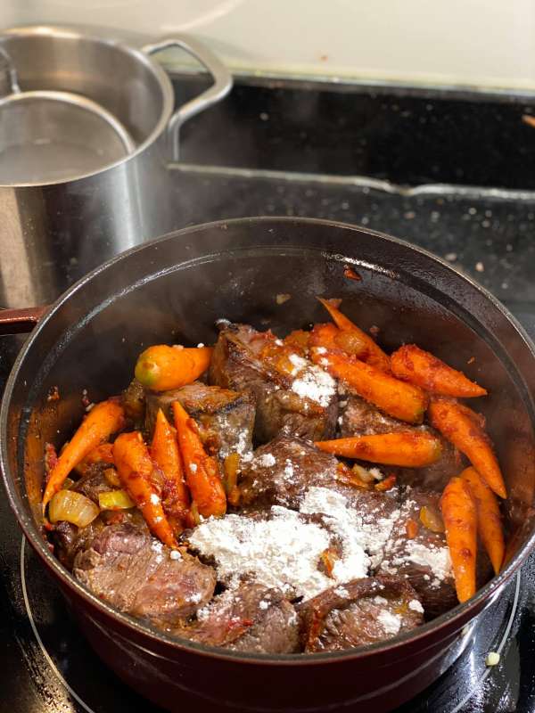 Cách làm món Beef bourguignon - Bò hầm vang đỏ 3