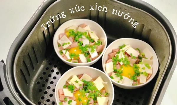 Cách làm TRỨNG XÚC XÍCH NƯỚNG với nồi chiên không dầu